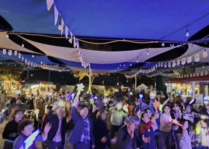 강진 반값여행 정책이 설 연휴 관광객 3만7천 명을 끌어모으며 177% 증가율을 기록했다. 숙박·체험 연계 구조로 지역 상권 매출 상승, 지방소멸 대응 관광 모델로 주목받고 있다. 사진은 강진군의 주말 야시장 ‘불금불파’