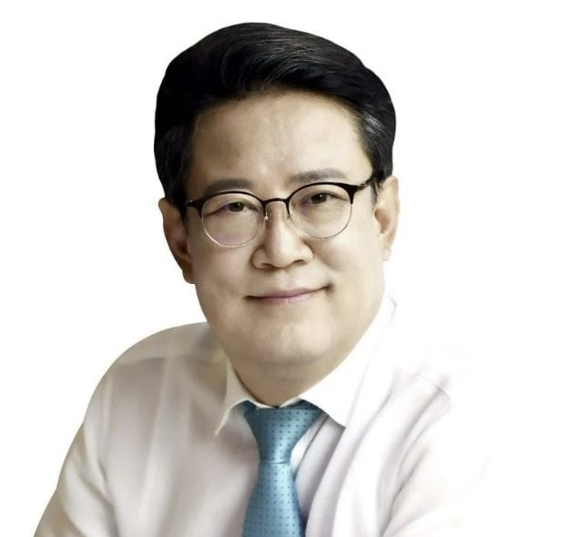 광주 북구청장 선거를 앞두고 문상필 예비후보가 최근 4차례 여론조사에서 연속 선두를 기록했다. 중도 확장성과 당내 경선 변수에 관심이 쏠리고 있다.