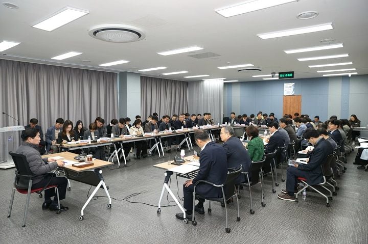 고흥군이 85건의 주요 현안사업을 점검하며 우주·드론·스마트팜 3대 전략과 광주~고흥 고속도로·우주선 철도 등 핵심 인프라 구축에 속도를 내고 있다.
