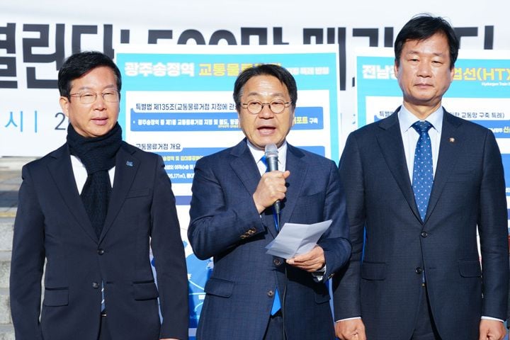 강기정 시장이 23일 송정역 광장에서 열린 '광주송정역 관련 통합특별법 현장 설명회'에서 광역교통체계 구축 방안 등을 설명하고 있다 ⓒ광주광역시 제공