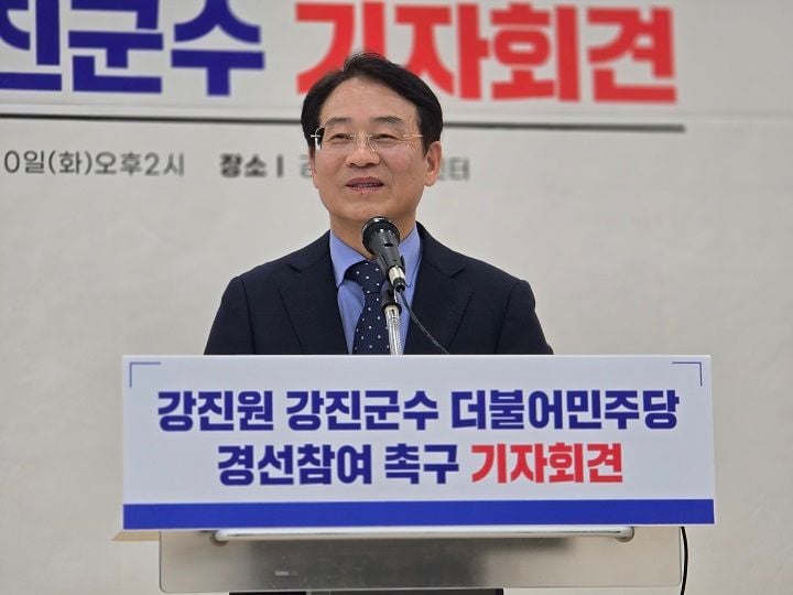 강진원 전남 강진군수가 법원의 당원권 회복 결정에도 더불어민주당 경선에서 배제됐다며 지도부에 경선 참여 보장을 촉구했다.  
