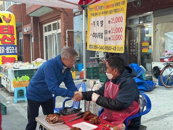 민형배 의원은 완도 전복 양식 현장과 5일장을 방문해 민심을 청취했다