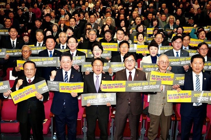 강기정 광주광역시장이 지난 2월25일 국회의원회관 대회의실에서 열린 ‘5·18정신 헌법전문 수록 개헌 촉구 국민결의대회’에 참석해 참석자들과 기념촬영을 하고 있다. ⓒ광주광역시 