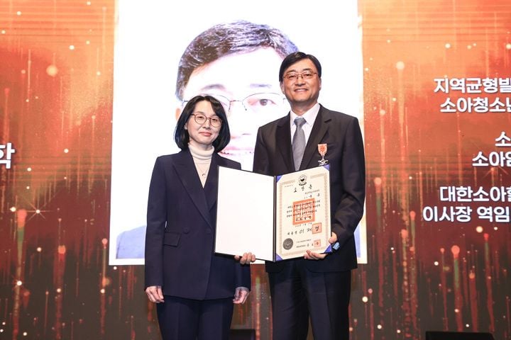 국훈 화순전남대학교병원 소아청소년과 교수(오른쪽)