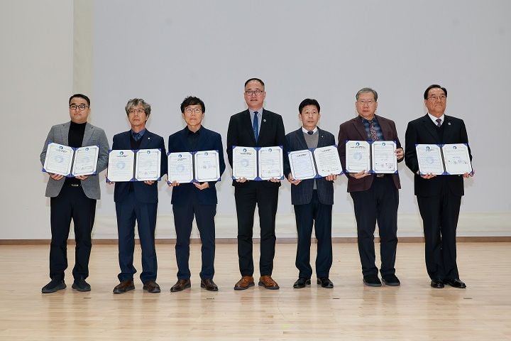 완도군이 의료·요양·복지 서비스를 연계한 통합 돌봄 체계 구축에 나섰다.