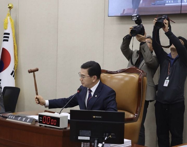 신정훈 의원이 발의한 지역사랑상품권법 개정안이 국회 행안위를 통과했다. 농어촌 생산자단체 가맹 허용으로 사용처가 확대되고, 1조1500억 예산과 함께 지역경제 활성화 효과가 기대된다.