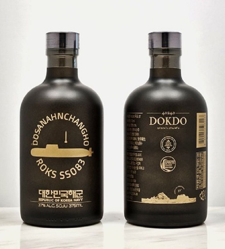 앞면엔 DOSANAHNCHANGHO ROKS SS083 대한민국해군 뒷면엔 40240 DOKDO - 자주국방과 독도 수호의 두 정신을 한 병에 담았다