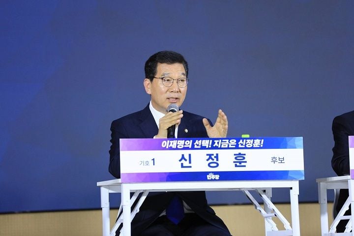 신정훈 더불어민주당 전남광주통합특별시장 경선후보가 29일 광주 조선대학교 서석홀에서 열린 권역별 정책배심원 심층토론회에서 발언하고 있다.