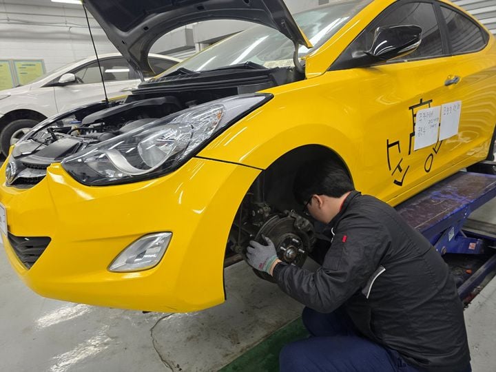 자동차정비 직종 훈련을 하고 있는 순천공업고 학생 ⓒ전라남도교육청