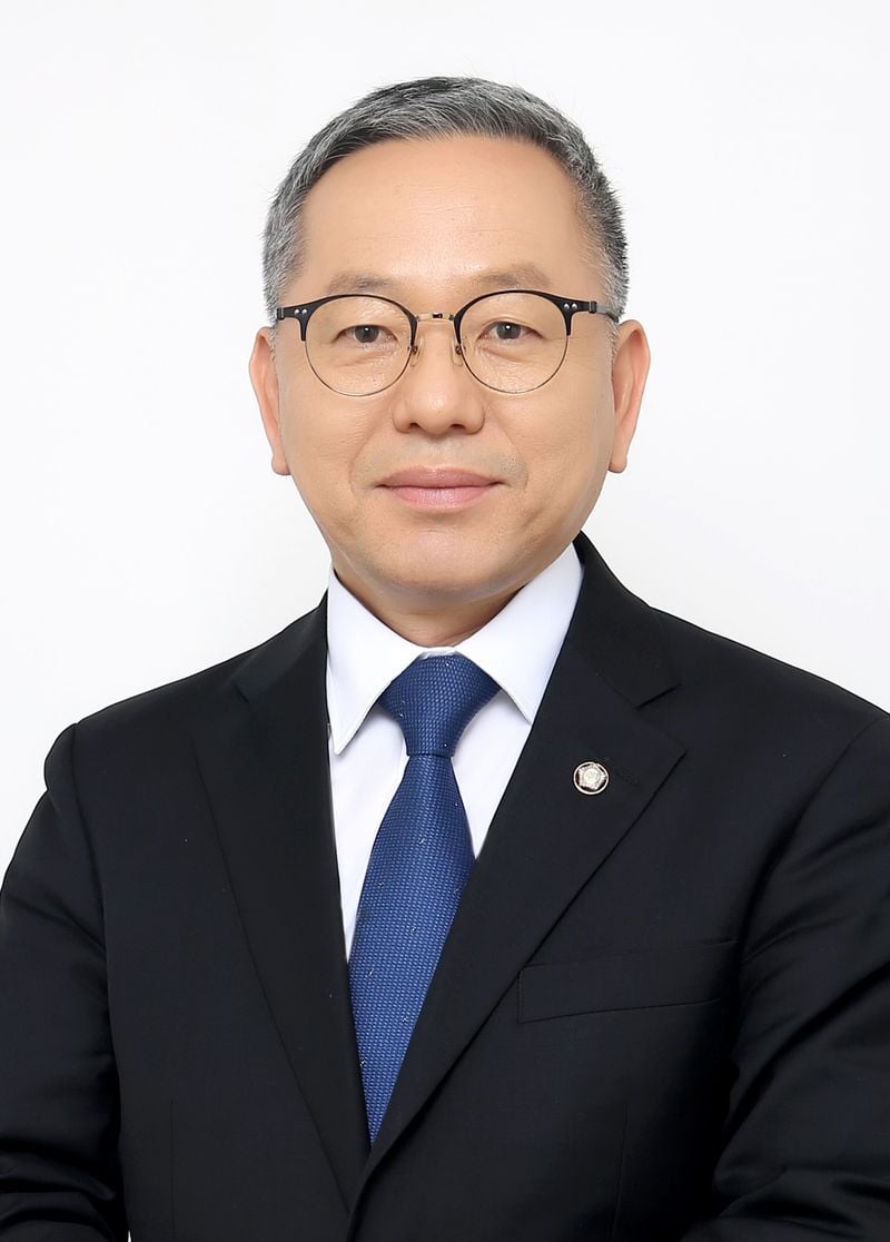 김문수 의원이 채용공고 임금 공개를 의무화하는 법안을 발의했다. 임금 총액과 구성항목 명시를 통해 ‘깜깜이 채용’을 개선하고 구직자의 알권리와 노동시장 투명성 강화를 추진한다.