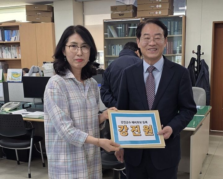 강진원 강진군수가 무소속 예비후보 등록을 마치고 5일시장에서 출마 선언에 나선다. 사진: 강진군선거관리위원회를 찾아 무소속으로 예비후보자 등록을 하고 있다.