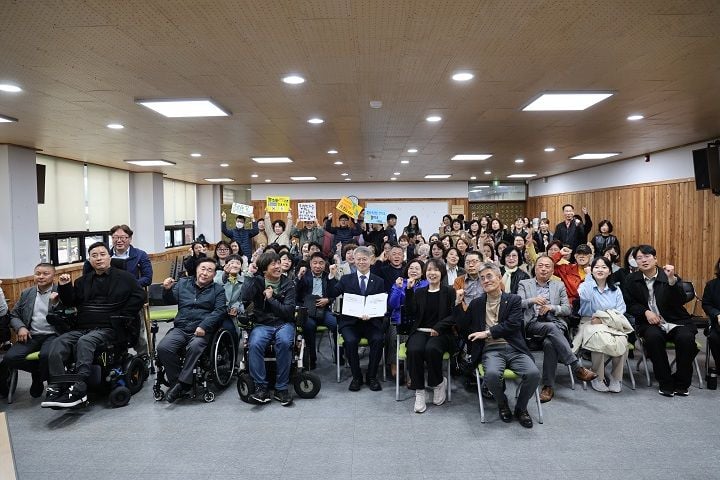 민형배 후보가 장애인단체와 간담회를 열고 중증 발달장애 1:1 돌봄 등 핵심 정책을 공약에 반영하겠다고 밝혔다. 의료·주거·일자리 지원 확대도 추진한다.