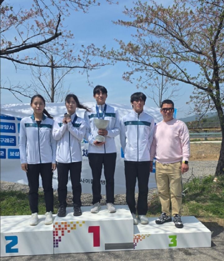 사이클 종목 종합 우승을 거둔 강진군 선수들 ⓒ강진군