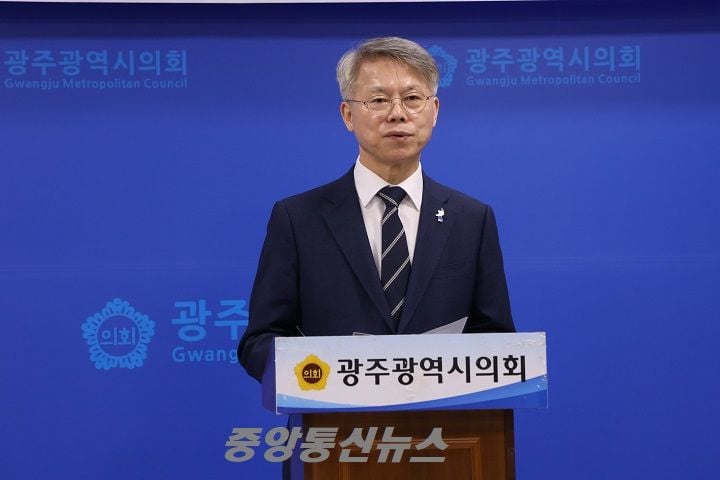 민형배 더불어민주당 전남광주통합특별시장 후보가 320만 시민의 선택에 감사 뜻을 밝히며 통합을 통한 지역소멸 극복과 미래 성장 전략 추진 의지를 공식화했다.