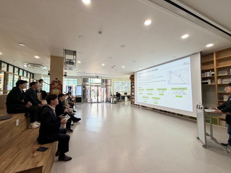 글로벌웹툰허브센터에서 열린 원도심 콘텐츠 창·제작기지 조성을 위한 임대 선정 건축주 설명회 ⓒ순천시