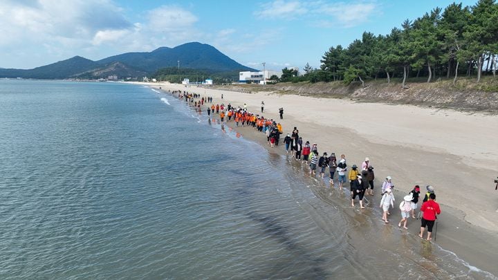 지난해 개최된 완도 신지명사십리 치유길 맨발 걷기 페스티벌 ⓒ완도군