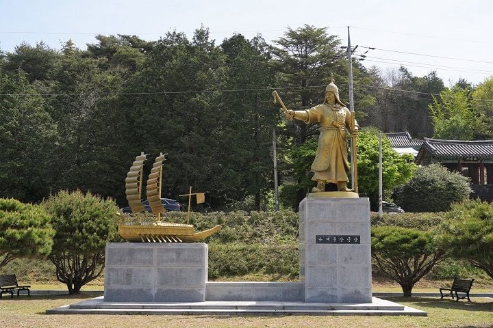 문평면 소충사에 있는 ‘나대용 장군상’과 '거북선' ⓒ나주시
