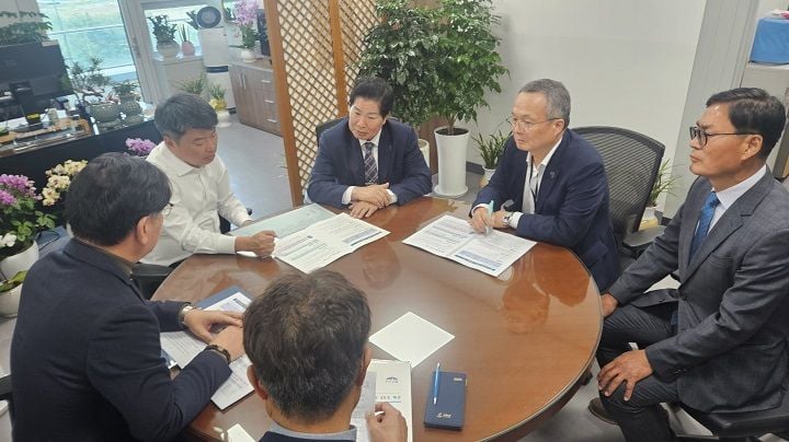 고흥군이 2027년 국가예산 확보를 위해 중앙부처 설득에 나섰다. 광주~고흥 고속도로, 우주철도, 스마트팜 등 핵심 사업 반영을 추진하며 선제 대응 전략을 강화하고 있다.