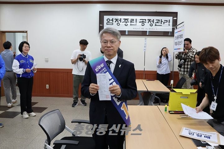더불어민주당 민형배 전남광주통합특별시장 후보가 광주시선관위에 후보 등록을 마치고 본선에 돌입했다.