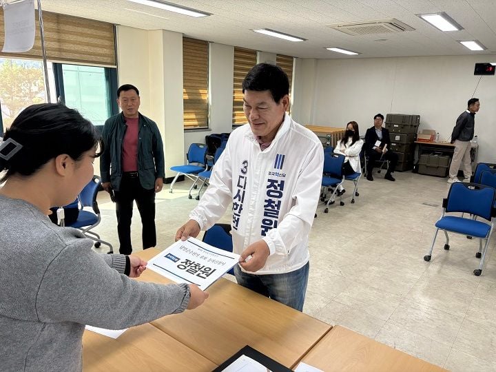 조국혁신당 정철원 담양군수 후보가 담양군선거관리위원회에 본후보 등록을 마치고 본격 선거전에 돌입했다.