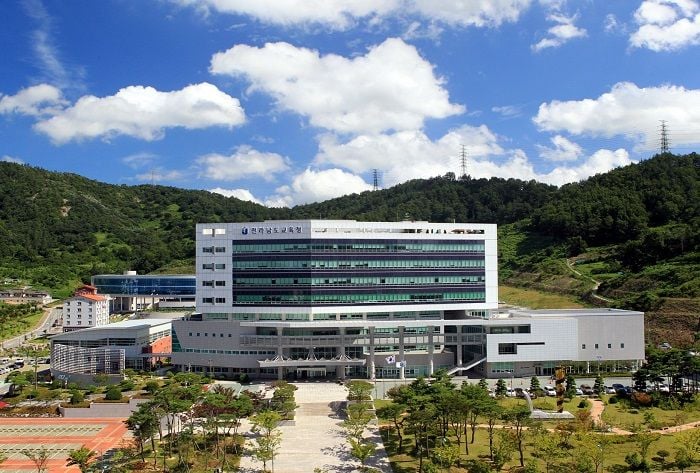 전남교육회의가 고 홍정운 군 유가족 대상 소송비용 청구 논란과 관련해 전남교육청의 교육행정 판단 기준 재점검을 촉구했다.