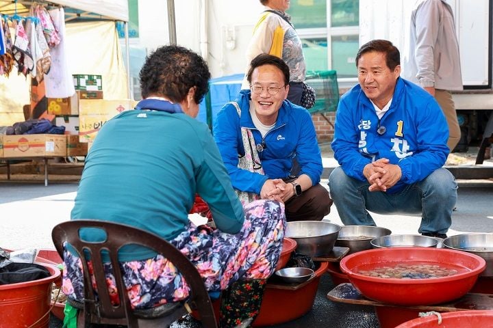 더불어민주당 박주민 의원은 강진을 찾아 차 후보와 함께 강진 5일장 등을 돌며 민심을 청취했다.