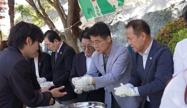 더불어민주당 우홍섭 완도군수 후보가 5·18 공동체 정신을 언급하며 섬 지역 주민, 어르신, 취약계층이 소외되지 않는 생활밀착형 복지 행정과 협력 기반 지역 발전 구상을 제시했다.