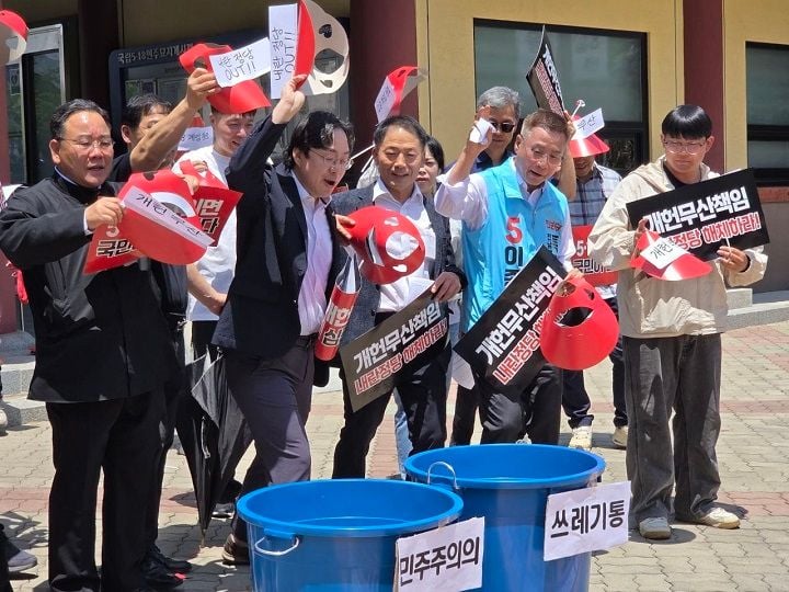 이종욱 전남광주통합특별시장 후보가 국립5·18민주묘지에서 5·18 정신 헌법 전문 수록 개헌안 표결에 불참한 국민의힘을 비판하며 정치적 책임을 제기했다.