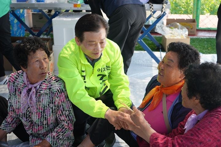 완도군수 선거가 본격화되며 전복·해조류 산업 침체, 의료 공백, 청년 유출 등 민생 현안이 핵심 쟁점으로 부상했다. 자료 김신 후보캠프 제공