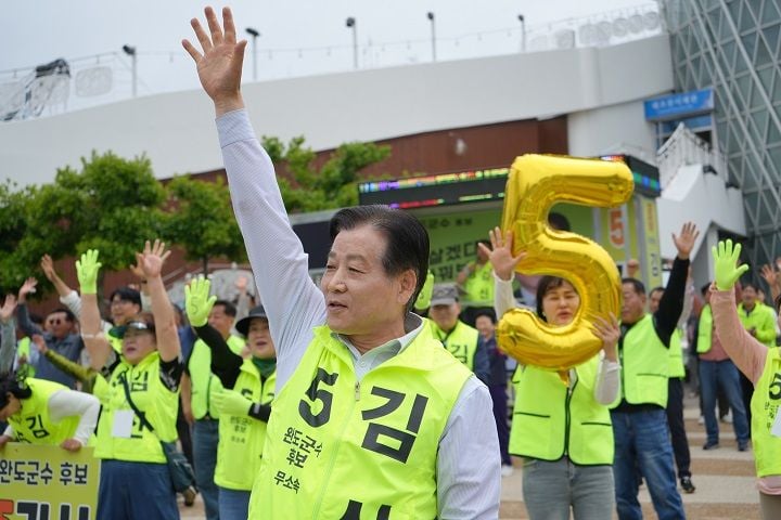 무소속 김신 완도군수 후보가 21일 출정식을 열고 공식 선거운동에 돌입했다. 캠프제공