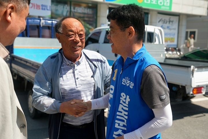 우홍섭 완도군수 후보가 어르신 복지 공약을 발표했다. 캠프제공