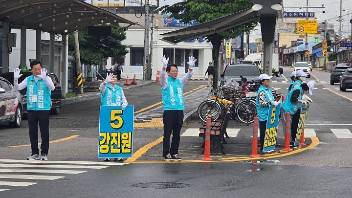 강진원 강진군수 후보가 농어촌기본소득과 AI데이터센터 재원 구상을 담은 10문10답 공약 설명자료를 공개했다. 정부 시범사업 현황과 정책 방향도 함께 설명했다. 캠프제공