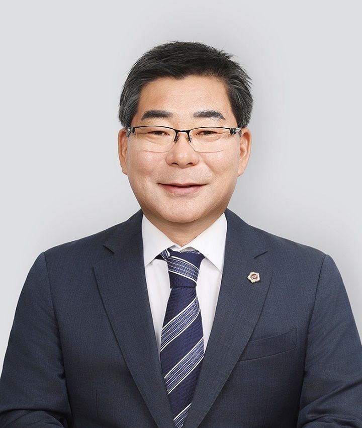박종원 담양군수 후보가 공직사회 인사 혁신과 처우 개선을 담은 담양형 공공부문 활력 증진 방안을 제시했다. 인사 옴부즈만과 악성 민원 대응책도 포함됐다. 캠프제공