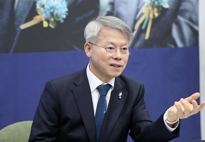 민형배 더불어민주당 후보가 초대 전남광주통합특별시장에 당선됐다. 민 당선인은 AI·에너지 산업 결합, 생활 정책, 시민주권 행정을 핵심 과제로 제시했다