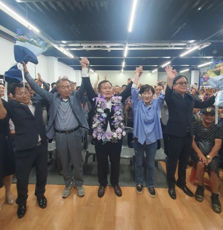 조국혁신당 김태성 후보가 신안군수 선거에서 당선됐다. 김 당선인은 군민 통합과 함께하는 군정을 강조했으며, 섬 생활권과 행정 신뢰 회복이 초기 과제로 꼽힌다.