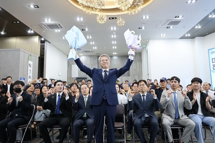 민형배 더불어민주당 후보가 초대 전남광주통합특별시장에 당선됐다. 민 당선인은 시민 선택을 무겁게 받들고 통합특별시 성공을 위해 뛰겠다고 밝혔다.