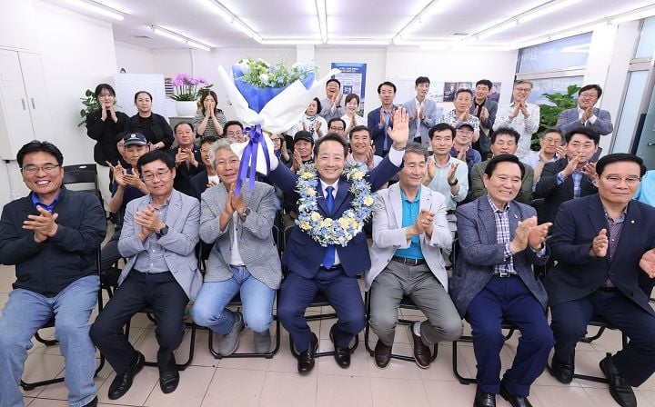 3선 연임에 성공한 임택 광주 동구청장이 78일 만에 구정에 복귀해 민선8기 마무리와 민선9기 AI 경제도시 준비에 들어갔다.