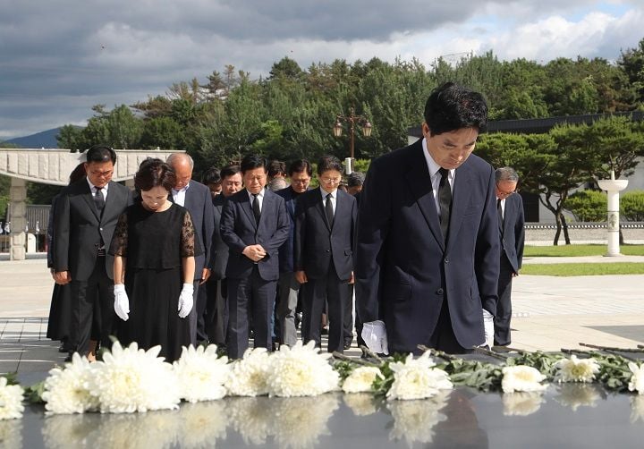 김대중 전남광주통합특별시교육감 당선인이 당선증을 받은 뒤 국립5·18민주묘지를 참배하며 통합교육청 출범 준비 의지를 밝혔다.