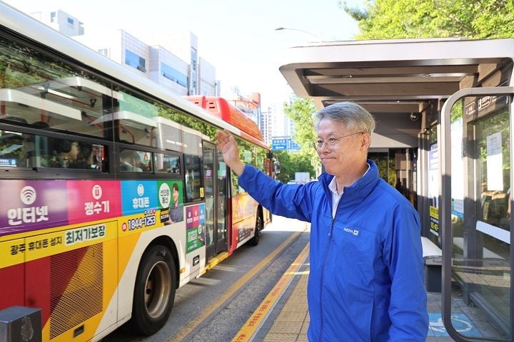 민형배 전남광주통합특별시장 당선인이 첫 민심투어로 광주 첨단 공영차고지와 시내버스 현장을 찾아 운수 종사자 애로사항을 듣고 신안동 침수지역을 점검했다.