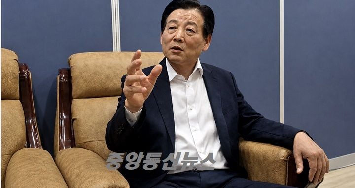 김신 완도군수 당선인이 공직사회 ‘칼바람’ 우려에 대해 “표적 인사가 아닌 행정혁신”이라고 밝히며, 군민 중심의 완도군정 변화를 예고했다.