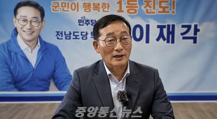 이재각 진도군수 당선인이 중앙통신뉴스 인터뷰에서 군민 통합과 진도 경제 회복, J-르네상스 실현, 농수산물 유통 개선, 체류형 관광 전환, 목포~진도 자동차전용도로 추진 구상을 밝혔다.