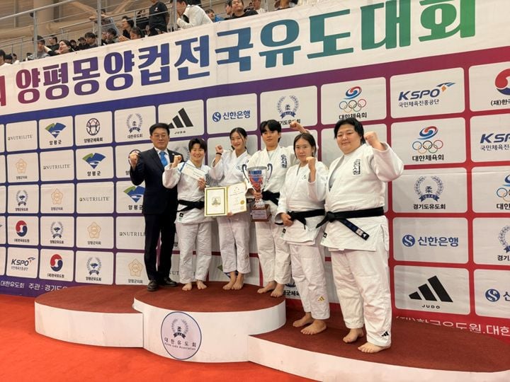 순천시청 유도팀(좌측부터 김양호 감독 양서우 신채원 김지정 이윤선 신지영) ⓒ순천시