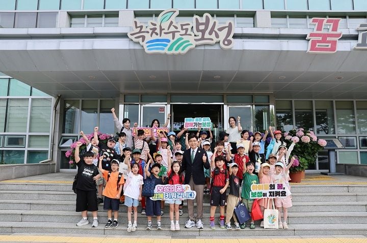 보성군청 찾은 초등학생들, 군수와 소통하며 꿈 키워_보성군수와 보성초등학교 2학년 학생들이 보성군청 앞에서 기념사진을 촬영하고 있다