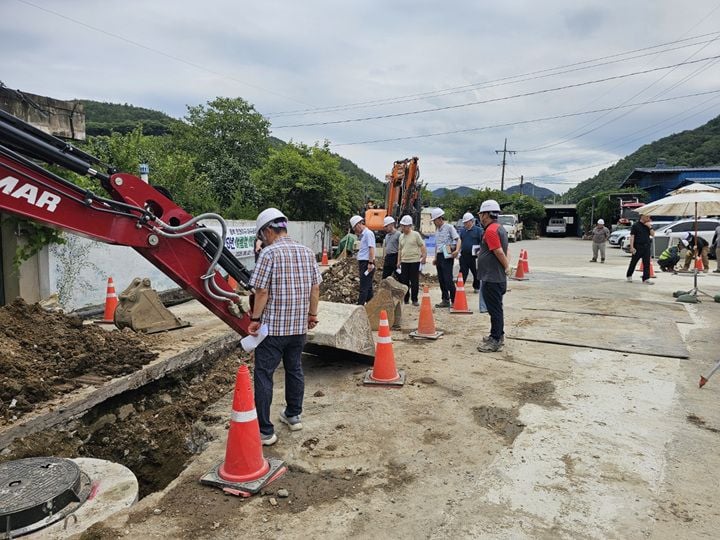 화순군이 장마철 폭우에 대비해 6월 한 달간 공공하수처리시설과 하수도 공사 현장의 배수로, 수방자재, 전기설비 등을 집중 점검하고 보수 조치를 단행했다
