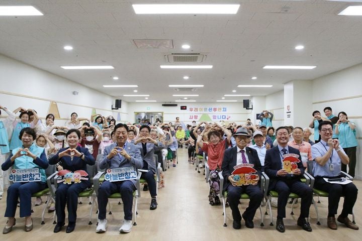 국민건강보험공단 광주전라제주지역본부가 장성군 노인복지관에서 보양식 제공, 장수사진 촬영 등 복합형 사회공헌 활동을 펼쳤다.