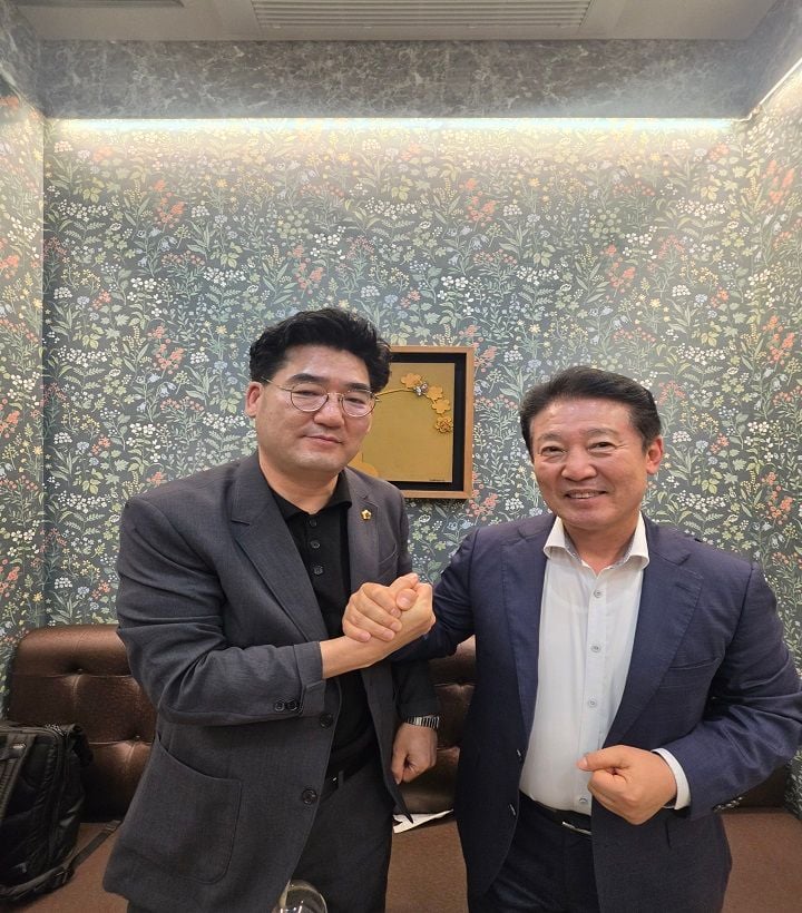 대한민국 헌정사 최초의 광역 통합 의회인 전남광주특별시의회 출범을 앞두고, 광주권 심철의 의원과 전남권 전경선 의원이 22일 초대 의장 선거 후보 단일화에 합의했다. 양측은 소지역주의를 극복하고 진정한 통합과 협치를 실현하기 위한 3대 공동 약속을 발표했다.