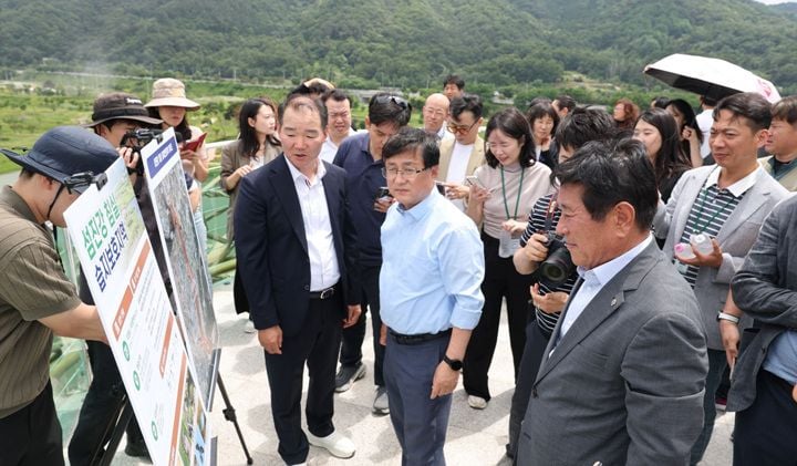 김성환 기후에너지환경부 장관이 곡성 침실습지를 점검한 가운데, 곡성군이 섬진강유역환경청 신설과 관내 유치를 촉구하고 나섰다