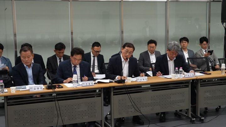 이재각 당선인이 통합특별시 업무공유회에서 해남-진도 AI·에너지 연결도로 신설과 녹진권 국도 18호선 교통 개선 등 2대 핵심 현안 조기 추진을 건의했다