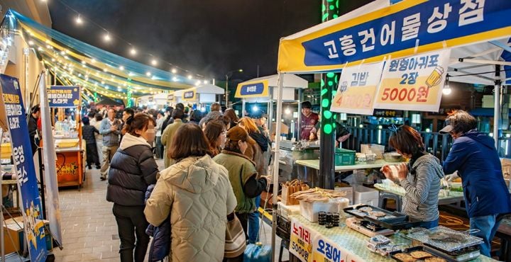 고흥군이 오는 26일부터 고흥전통시장 천변에서 '별별야시장'을 개최한다. 수제맥주 브루어리와 연계해 유자맥주 등을 50% 할인하며 지역 경제 활성화에 나선다