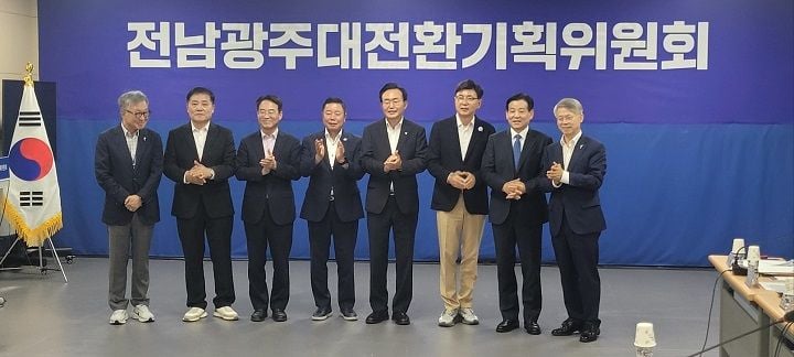 민선 9기 취임을 앞둔 김신 완도군수 당선인이 24일 전남광주통합특별시 당선인 업무공유회에 참석해 전복 산업 회복과 해안관광도로, 연도교 건설 등 4대 핵심 현안을 건의했다.